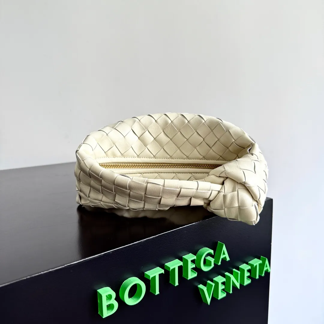 Batch 1120 Bottega veneta͙.——The latest woven knotted hobo🔥 The top-grade lambskin leather is very soft, the bag shape is unique, practical and durable. It retains the traditional woven elements while being a little more flamboyant ~ Made of hand-woven sheepskin, zipper opening and closing, curved seamless structure, effortless to match. Highly recommended⚠️⚠️⚠️ The highest-end in the market🌈 Welcome to compare [all shipped from the factory with a full set of packaging] size: 26x13x8.5cm.    Model: 651876